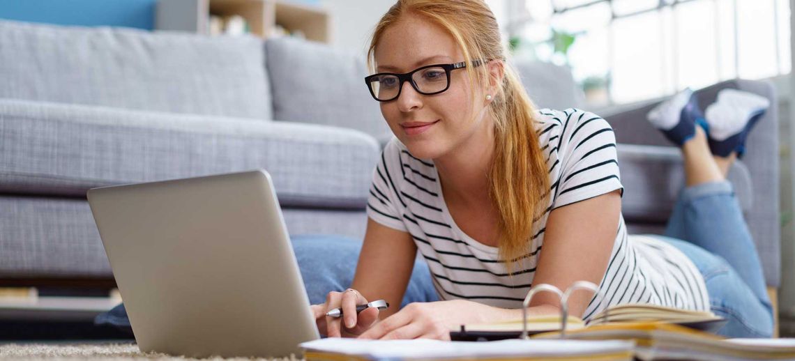 Mujer en computador