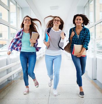 Niñas caminando